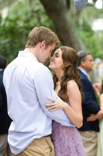 Estúdio divulgou novas imagens do casal Miley Cyrus e Liam Hemsworth em The Last Song, filme previsto para estrear nesta quarta-feira (31) nos Estados Unid...