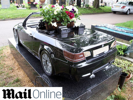 BMW sobre o t&uacute;mulo (parte de tr&aacute;s)