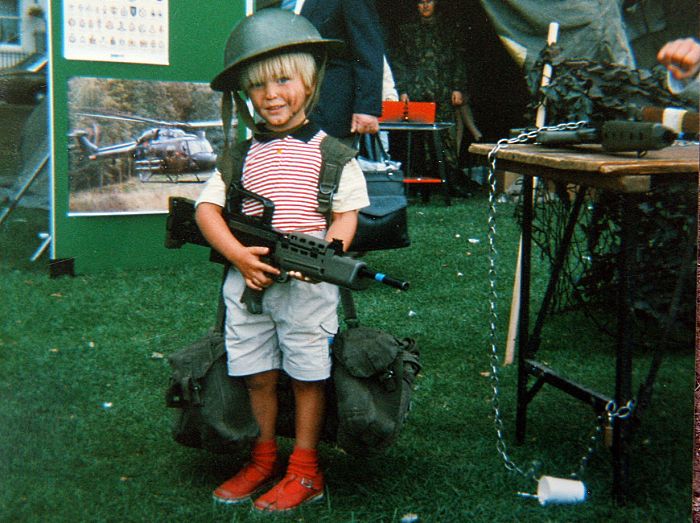 Nesta quinta (13), o ator britânico Robert Pattinson comemora 24 anos. Na galeria a seguir, conheça um pouco da história do galã da Saga Crepúsculo e veja ...