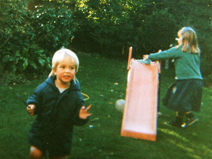 Pattinson tem duas irmãs mais velhas, Elizabeth "Lizzy", que é cantora, e Victoria
