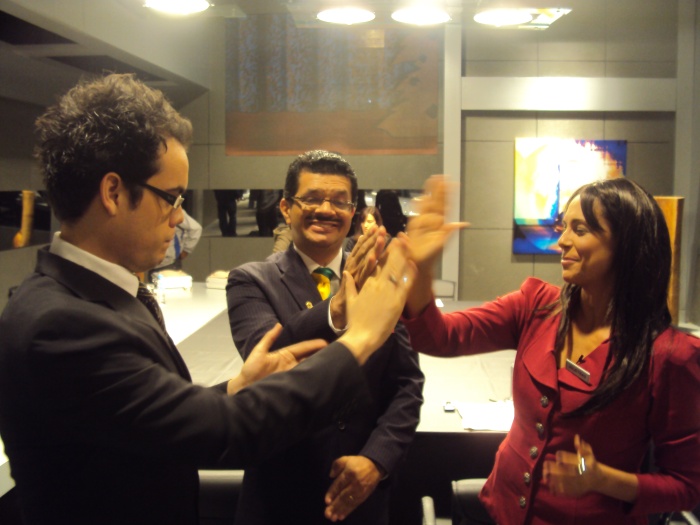New Tom brinca com os colegas Klemer e Dona Julietras na sala de O Infeliz Univesiotário
