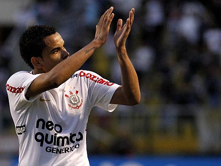 dentinho aplaude corinthians 450