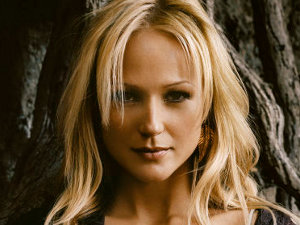Jewel canta em karaok&ecirc; disfar&ccedil;ada - M&uacute;sica - R7