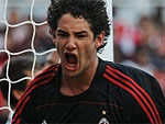 Convocado por Mano, Pato marca para o Milan em amistoso