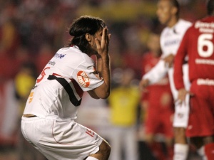 São Paulo vence, mas toma gol e é eliminado da Libertadores