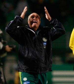 Felipão comemorando primeira vitória Mário Ângelo/AE
