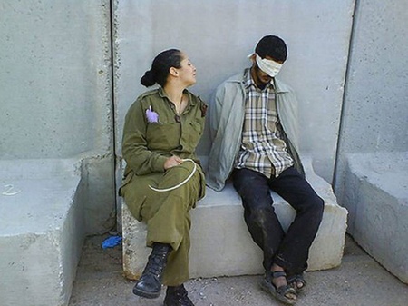 soldado com prisioneiro palestino