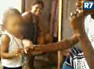 Vídeo mostra imagens de família ensinando criança a fumar maconha