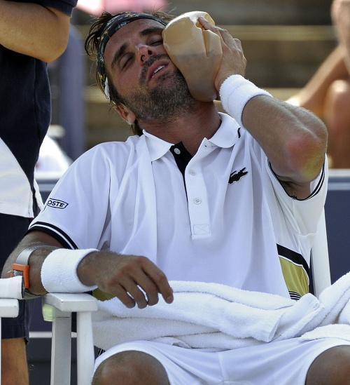Arnaud Clement, tenista da França, sofreu muito com a onda de calor de mais de 40º C que atinge Nova York, onde é disputado o Aberto dos EUA. Ele joga nest...