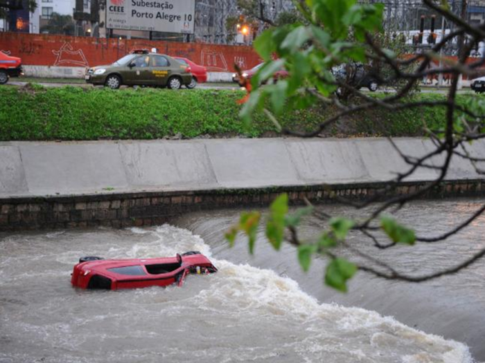 Por que a prefeitura de Porto Alegre não põe guard-rails em toda a extensão do Arroio Dilúvio? Sai mais barato enterrar pessoas do que enterrar um punhado de ferro? Por que a prefeitura de Porto Alegre não põe guard-rails em toda a extensão do Arroio Dilúvio? Sai mais barato enterrar pessoas do que enterrar um punhado de ferro?
