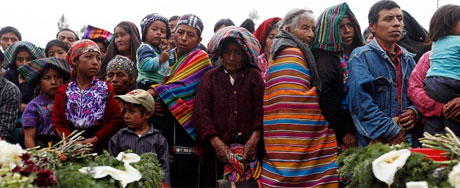 Guatemala: índios buscam parentes na lama