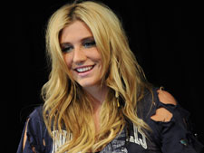 Ke$ha confessa que usaria atéroupa achada no lixo no meio da rua