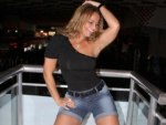 Viviane Araújo requebra até o chão em baile funk