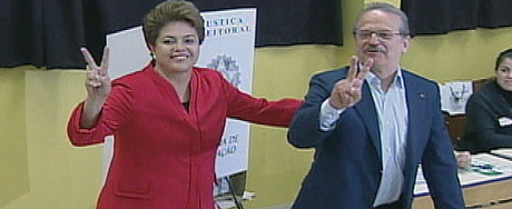 http://i1.r7.com/data/files/2C92/94A4/2B68/1EF0/012B/720C/63EF/0C30/dilma-tv-20101003.jpg