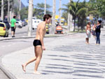 Jonatas Faro exibe boa forma em praia carioca