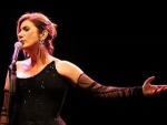 Internada para cirurgia na coluna, cantora passa bem