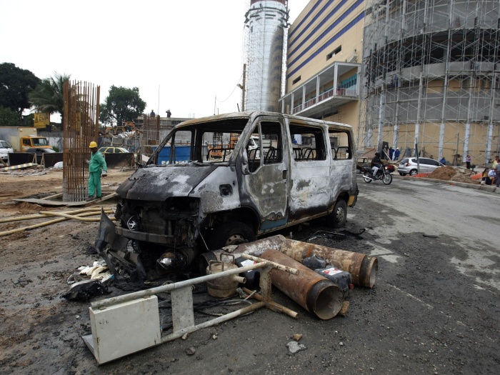 carro-incendiado-arrastão-700