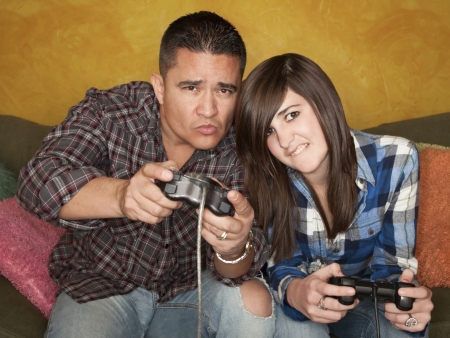 Garotas que jogam videogame com o pai s&atilde;o mais felizes ...