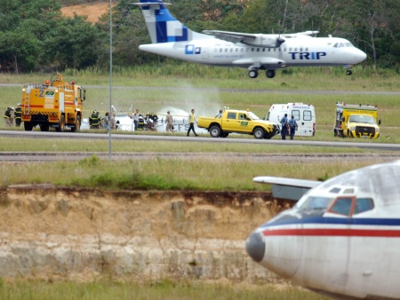 http://i2.r7.com/acidente-aviao-manaus-hg-20110421.jpg