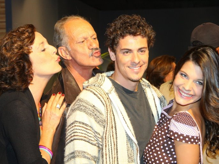 http://i2.r7.com/coletiva2-hg-20110426.jpg