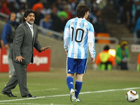 Maradona defende Messi e diz que meia calar&aacute; cr&iacute;ticos - Futebol - R7