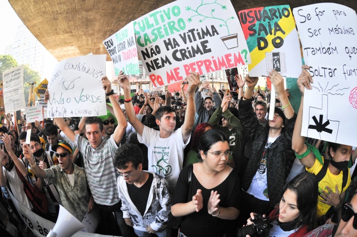 manifestantes - marcha da maconha