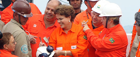 Hilde: Dilma deixa autografarem em suas costas