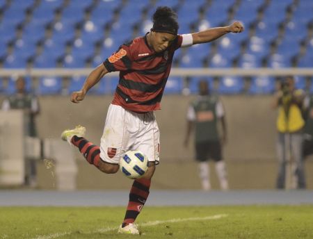 Flamengo goleia o Atletico-MG em grande atuação de Ronaldinho