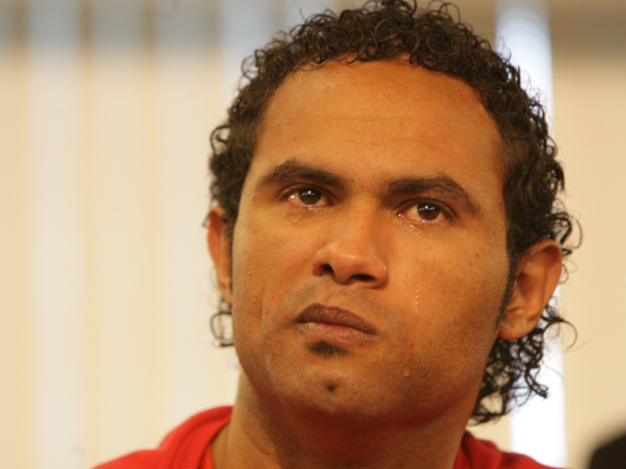 O goleiro Bruno chorou durante a sessão que apura um suposto esquema de extorsão para tirá-lo da prisão (Alex de Jesus/O Tempo/AE) Bruno-chora-audiência-700x525-20110628