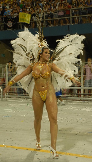 Orlando Oliveira/AgNews Outra bela famosa que torce para o Timão é a modelo e atriz Lívia Andrade que, nos Carnavais, desfila pela escola Império de Casa Verde
