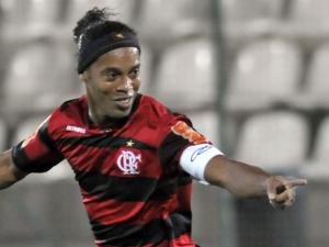 Ronaldinho faz dois e dá a vitória ao Flamengo sobre o América-MG
