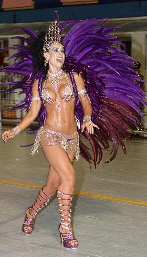 Orlando Oliveira/AgNews Outra torcedora famosa do Timão e que também desfila na avenida durante o Carnaval é a atriz Adriana Ferrari. Neste ano, ela saiu junto com a escola de sam...
