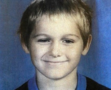 Menino morto após ser enjaulado pelo pai contou abuso em cartas