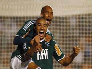 Sem Kleber, Palmeiras vence o Santos no Pacaembu e chega ao G4