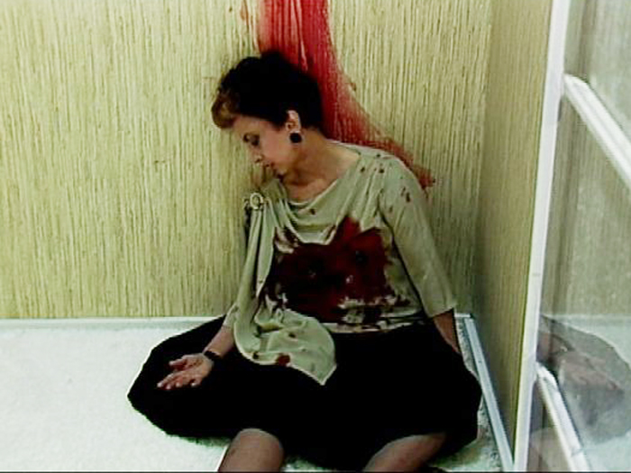 A personagem Odete Roitman (Beatriz Segall) é assassinada na novela Vale Tudo. A identidade da autora dos disparos será revelada no último capítulo da trama, no ar na madrugada desta sexta-feira (15) no canal pago Viva (Divulgação/Viva) http://i2.r7.com/odeteassassinada-hg.jpg