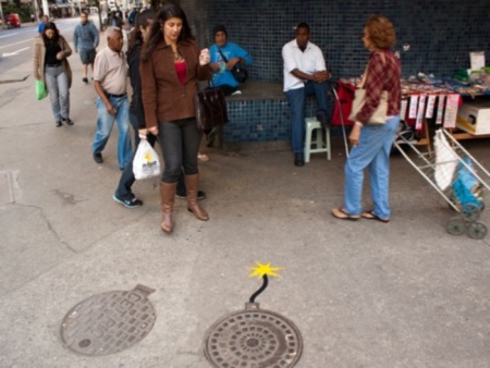 Adesivos chamam atenção de pedestres em Copacabana (Divulgação / Gecko Stickers Adesivos) bueiro