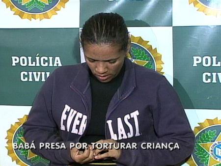 Pais desconfiaram da mulher e filmaram as agressões (Rede Record) baba-presa-450