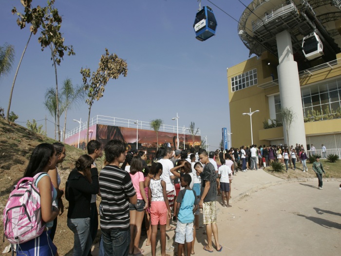 Moradores fizeram fila para conhecer e andar no Teleférico do Complexo do Alemão