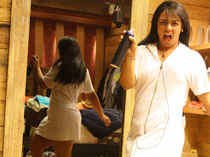 Andressa Soares - a Mulher Melancia - se diverte durante sua preparação para mais uma festa da terceira edição do reality show A Fazenda (Record) (Reprodução de TV) http://i2.r7.com/melanciafesta-hg.jpg