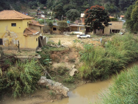 Enxurradas de janeiro passado redefiniram faixa de exclusão dos rios Carvão e Santo Antônio, no Vale do Cuiabá (Carlyle Jr. / R7) RIO_SANTO_ANTÔNIO