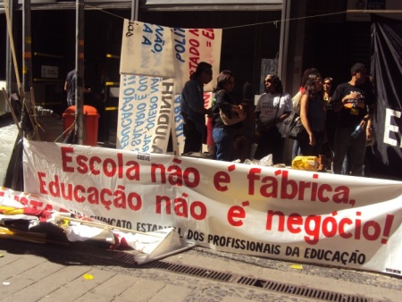Profissionais estão em campanha salarial e pedem melhores condições de trabalho (Sérgio Vieira / R7) Professores em greve