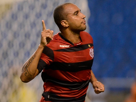 http://i1.r7.com/data/files/2C95/948E/3140/BCBC/0131/4306/5F94/708C/deivid-flamengo-comemora-450x338.jpg