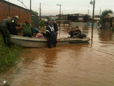 Chuva expulsou diversas pessoas de suas casas (Marina Fauth / Rádio Guaíba / Especial CP) chuva rs