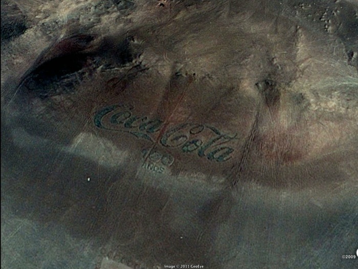 A Coca-Cola, por sua vez, usou um deserto no Chile para grafar sua marca para sempre, seja por terra ou pelo ar