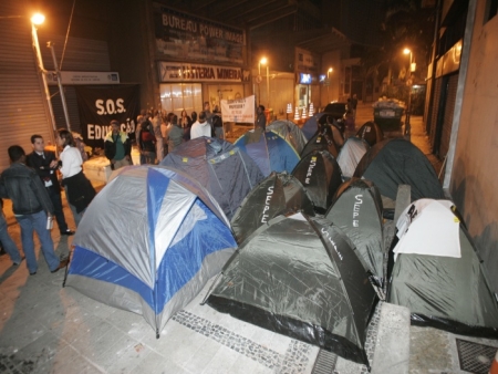 Professores continuam acampados em frente à Secretaria de Educação (Arquivo Agência O Dia / 13.07.2011) barracas