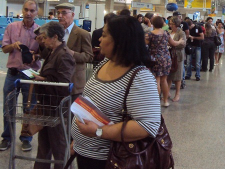 Em dez minutos, uma enorme fila se formou no embarque internacional (Bruno Rousso/R7) aeroporto