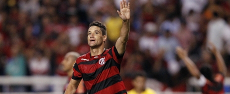 Com gols de Ronaldinho e Thiago Neves, Flamengo vence Grêmio no Engenhão