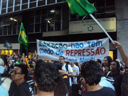 Intenção dos manifestantes é permanecer no local até a reunião com o secretário de Educação
. (Sérgio Veira / R7) professores_greve