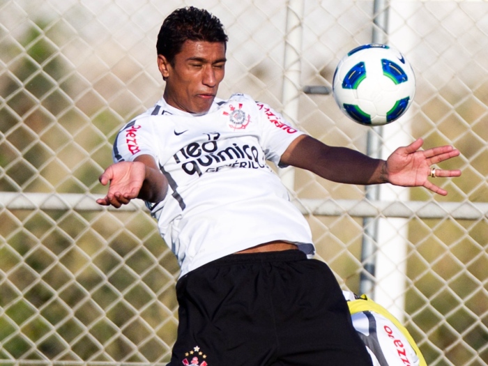 O volante Paulinho, do Corinthians, pode deixar a equipe, líder do campeonato, para jogar na Roma. O clube italiano já fez até proposta pelo atleta
