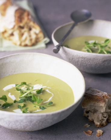 Sopa cremosa de agrião e palmito – Terça-feira Ingredientes 1 1/2 litro de caldo de galinha 2 xícaras (chá) de folhas de agrião picadas 1 colher (sopa)...